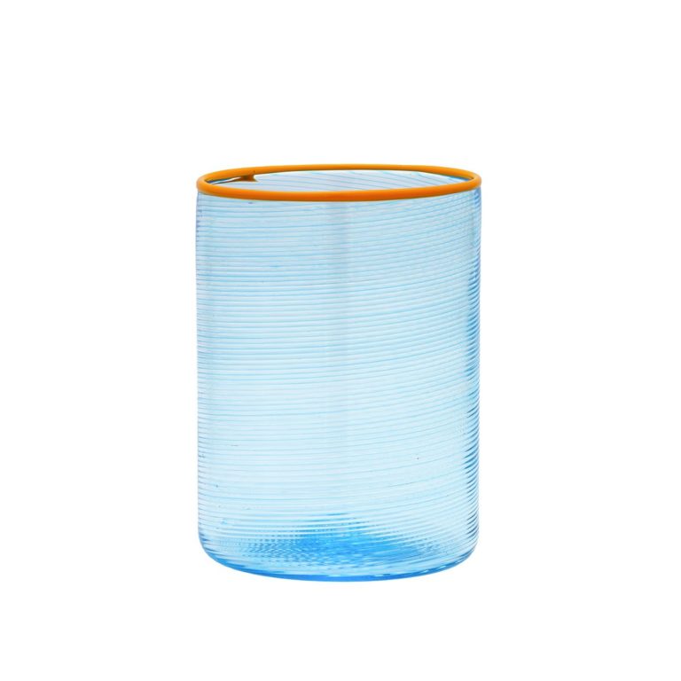 Bicchiere in vetro azzurro traslucido con una sottile trama a righe orizzontali e un bordo arancione, su sfondo bianco.