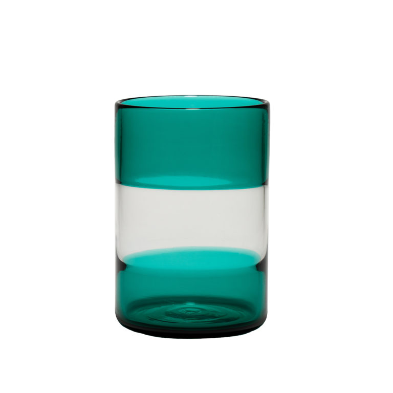 Bicchiere cilindrico in vetro con sezione centrale trasparente e sezioni superiore e inferiore color verde acqua, in posizione verticale su sfondo bianco.