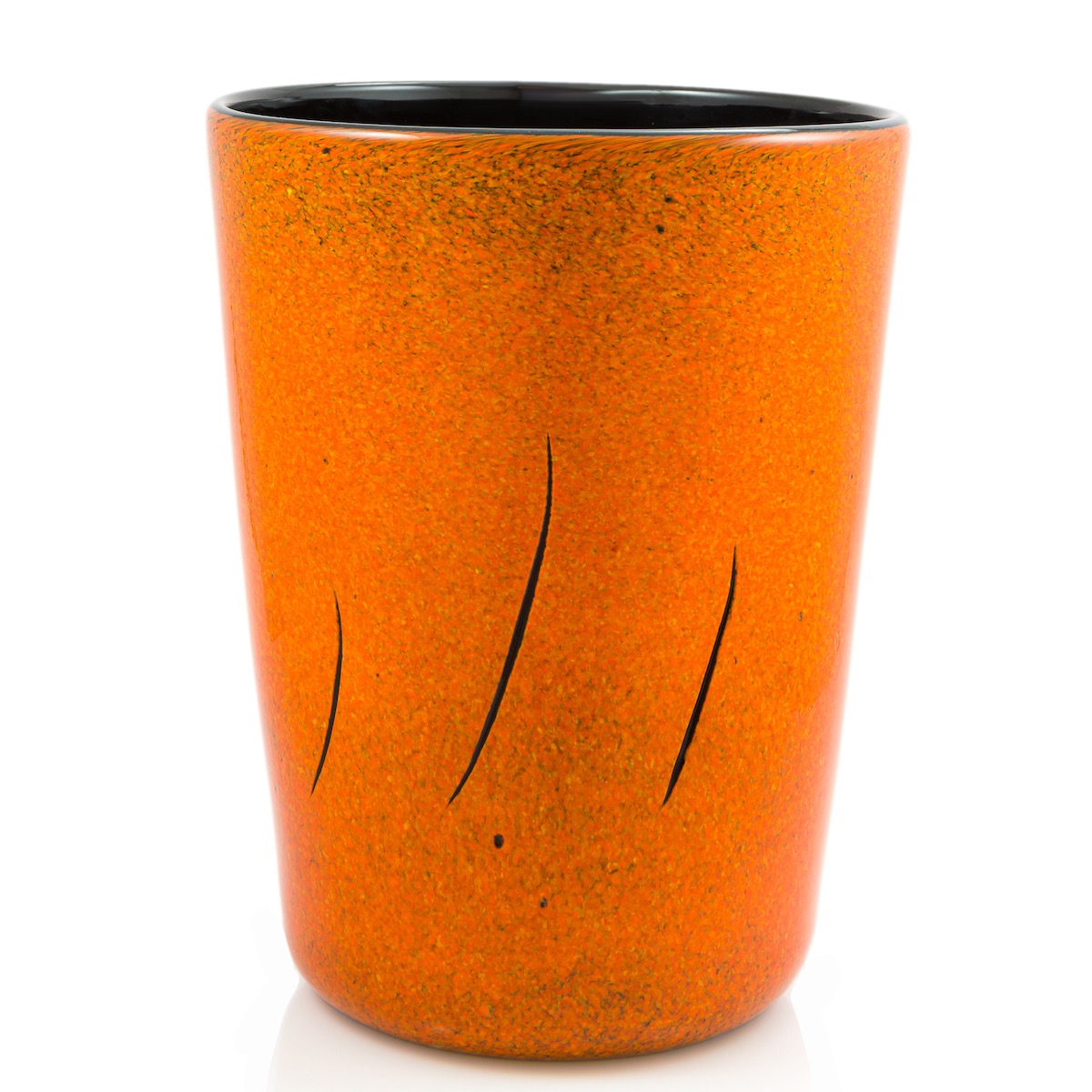 Tazza alta e cilindrica in ceramica arancione con graffi curvi neri e interno nero, su sfondo bianco.