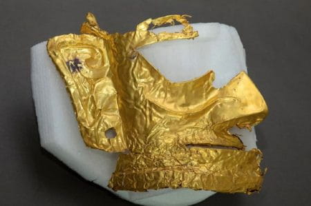 Si tratta della seconda maschera d'oro ad essere stata ritrovata nelle tombe di quel sito archeologico, ampio 12 chilometri quadrati; in principio d'anno ne era venuta alla luce un'altra, peggio conservata: La zona è particolarmente fertile di reperti, che gli archeologi cinesi hanno ricominciato a dissotterrare con maggiore intensità dal 2019. Un ammontare di oggetti talmente ricco nella quantità (2000 in totale, 500 solo quest'anno) e nella qualità (oro, lamina d'oro, bronzo, giada, avorio) da aver consentito a Sanxingdui di mettersi in lizza per entrare a far parte del patrimonio mondiale dell'Unesco come «testimonianza eccezionale della civiltà dell'Età del Bronzo in Cina». Molti dei pezzi recano tracce di un tentativo di incendio. I più antichi, come le maschere d'oro, risalgono al 1200 a.C. e adesso sono esposti nel museo archeologico di Sanxingdui. 