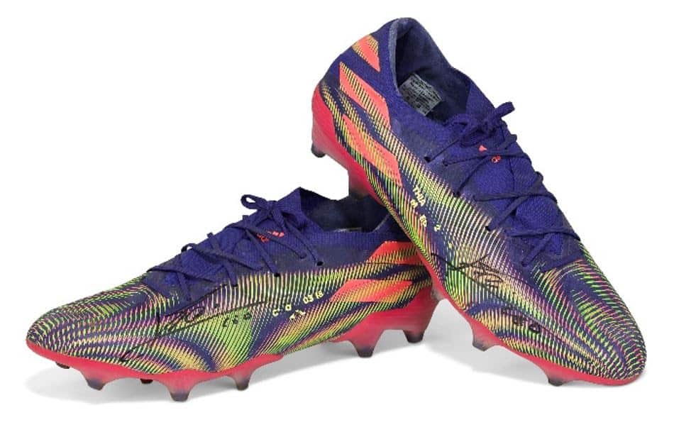 lionel-messi-allasta-le-scarpette-che-hanno-battuto-pele_2