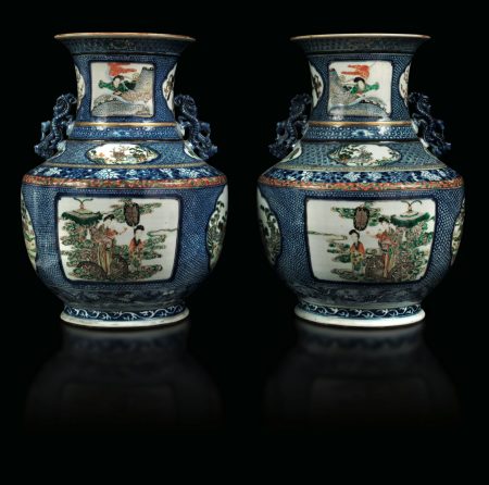 Nella stessa asta del trofeo fossile bovino, coppia di vasi