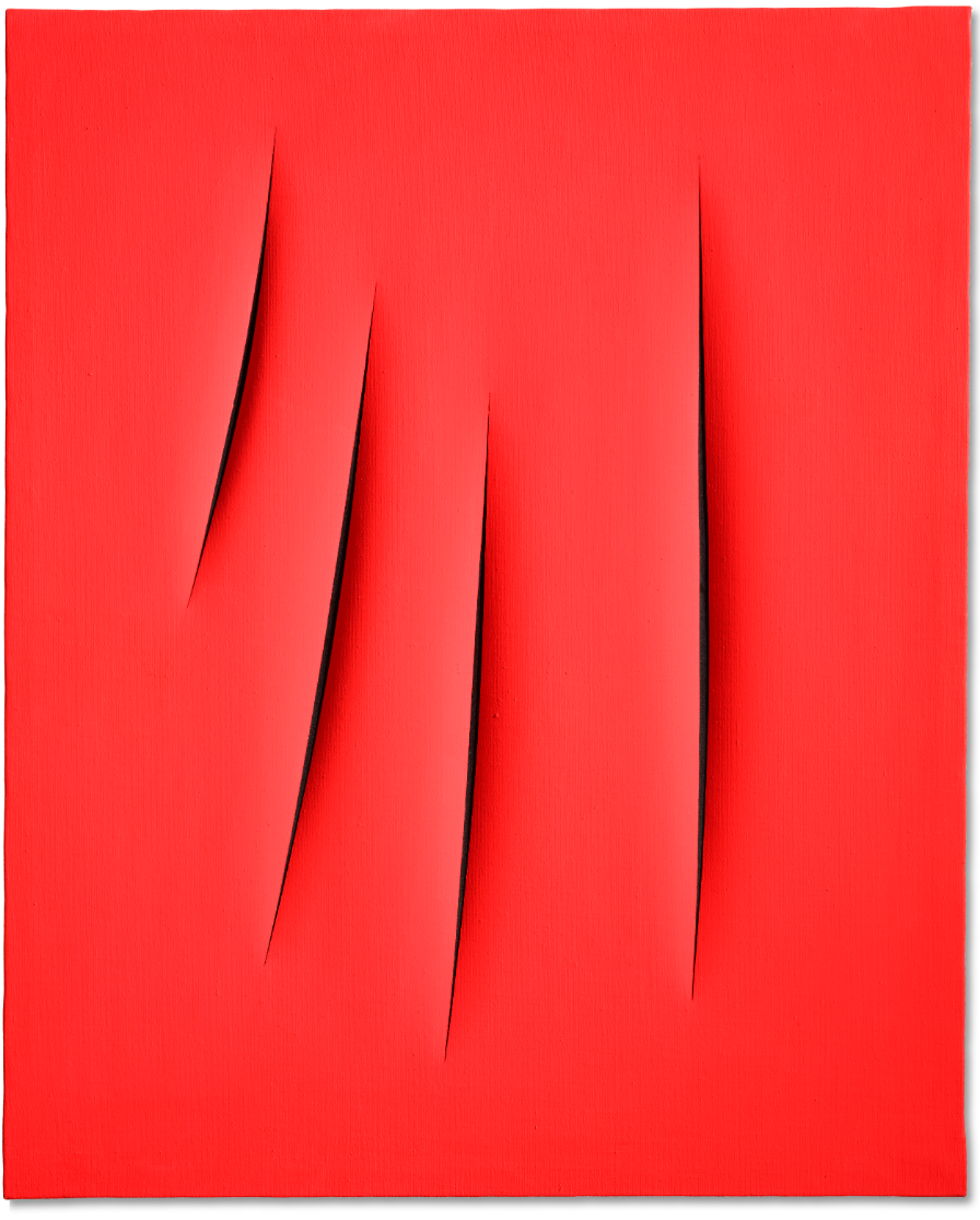 Una tela rossa, che ricorda l'arte italiana moderna, presenta cinque tagli verticali che creano una composizione astratta e minimalista, con ombre che sottolineano elegantemente i tagli.