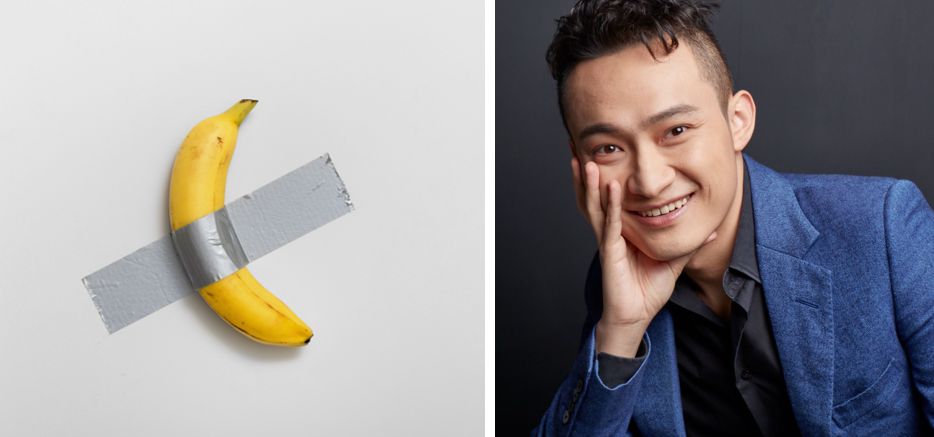 L'immagine è divisa in due: sulla sinistra, una banana alla Maurizio Cattelan è attaccata con del nastro adesivo a un muro bianco; sulla destra, una persona con una giacca blu sorride con una mano appoggiata sulla guancia su uno sfondo scuro.