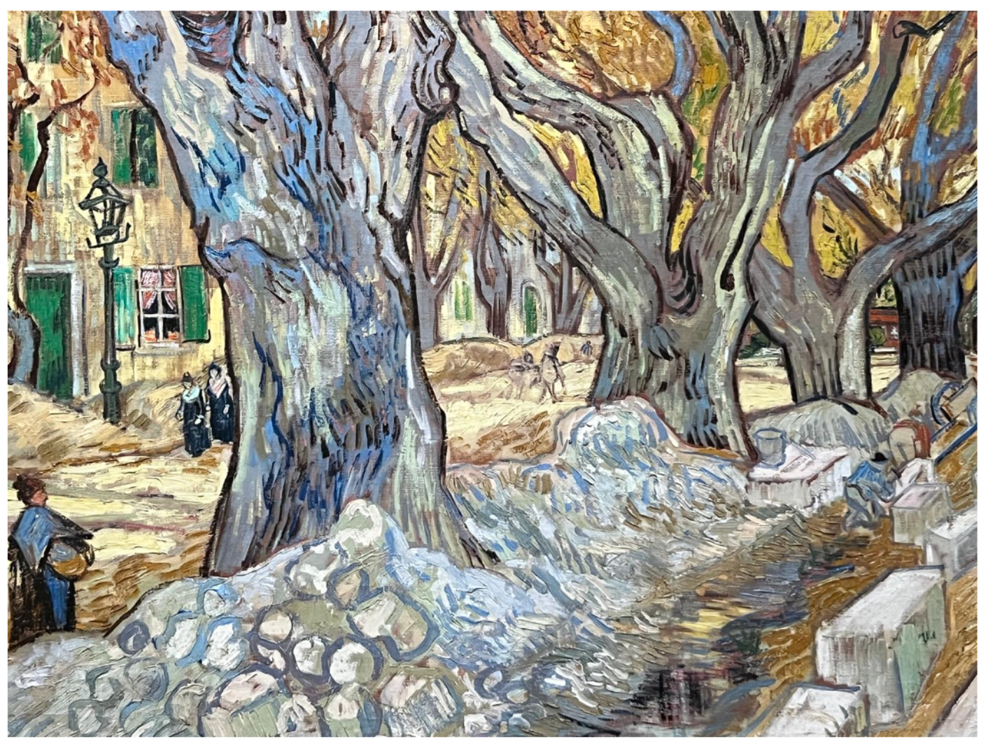 Un dipinto vibrante raffigura una strada fiancheggiata da grandi alberi e case colorate. Le persone camminano lungo la strada e la luce del sole screziata filtra attraverso i rami, creando una scena vivace e dinamica.