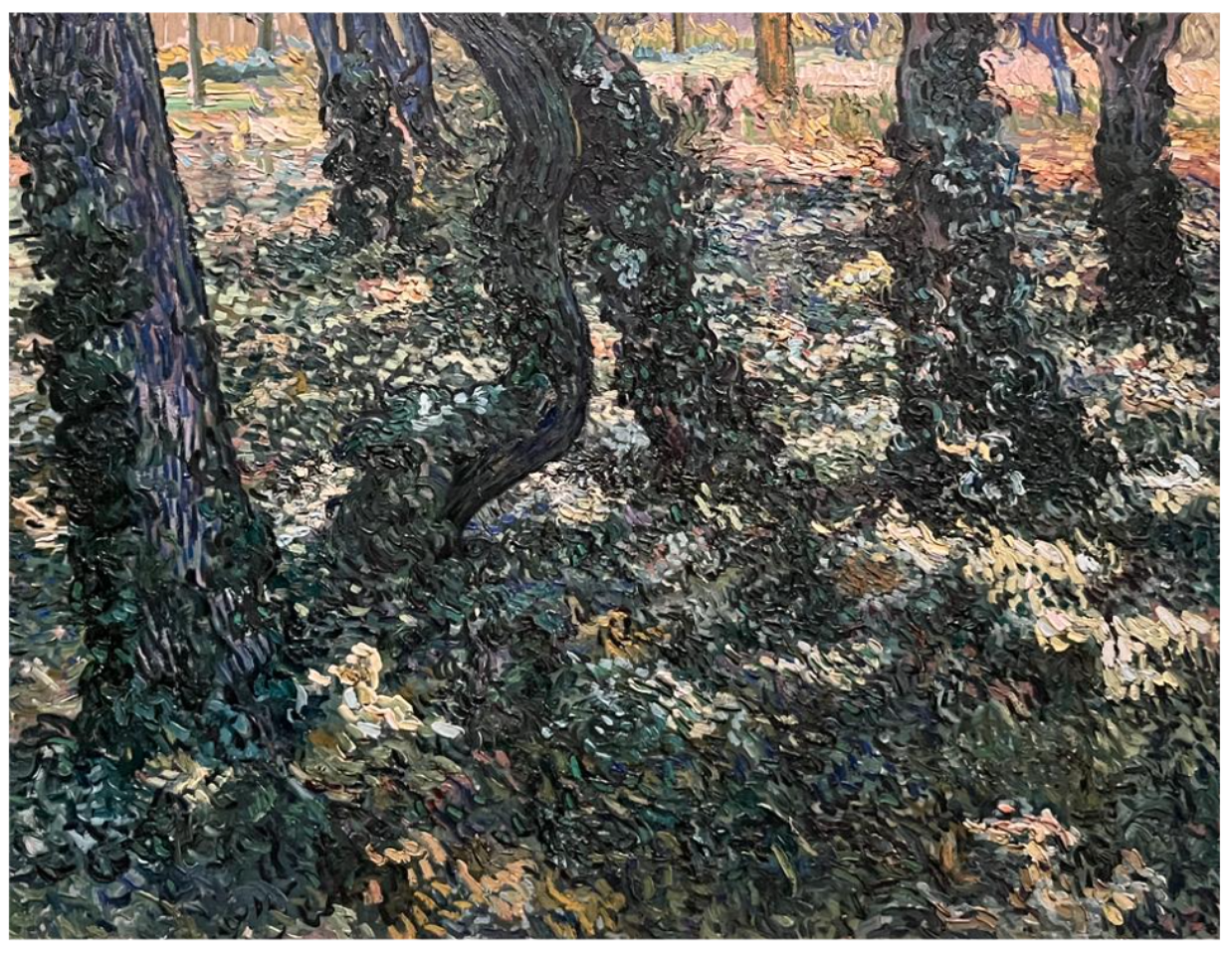 Una scena di foresta densa e impressionistica con tronchi d'albero contorti ricoperti di edera. Il terreno è rigoglioso con varie tonalità di verde e la luce del sole filtra attraverso, creando motivi screziati sulle foglie e sulla terra.