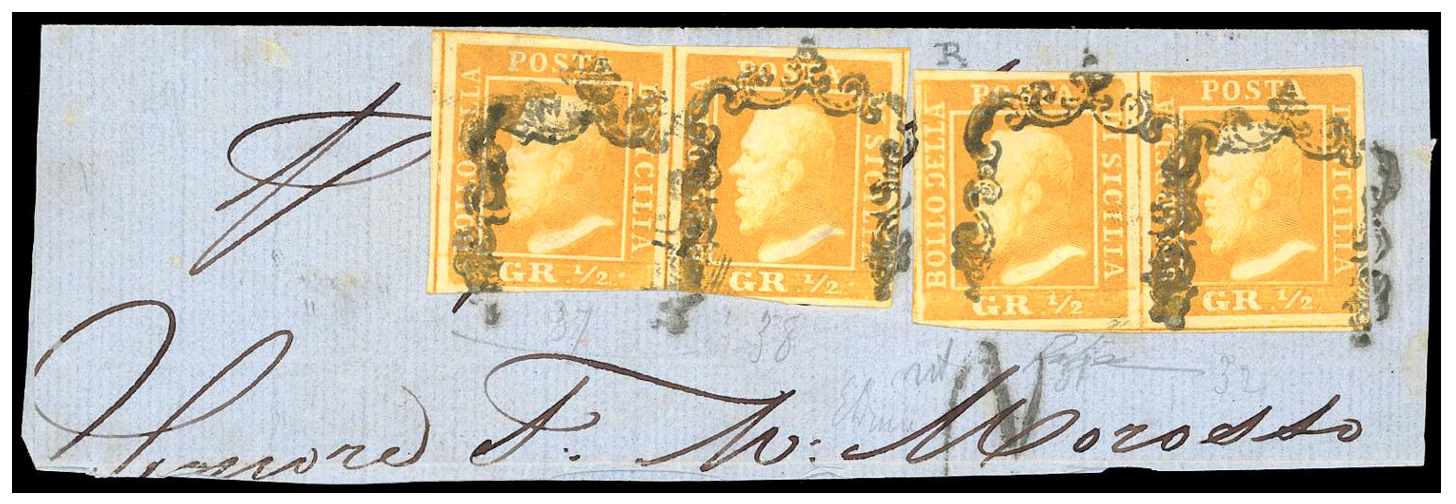 Un pezzo di carta blu mostra quattro francobolli d'epoca arancioni, ciascuno dei quali raffigura il profilo di una persona ed è contrassegnato con la dicitura "GR 1/2". La carta presenta una scrittura corsiva e marcature postali.