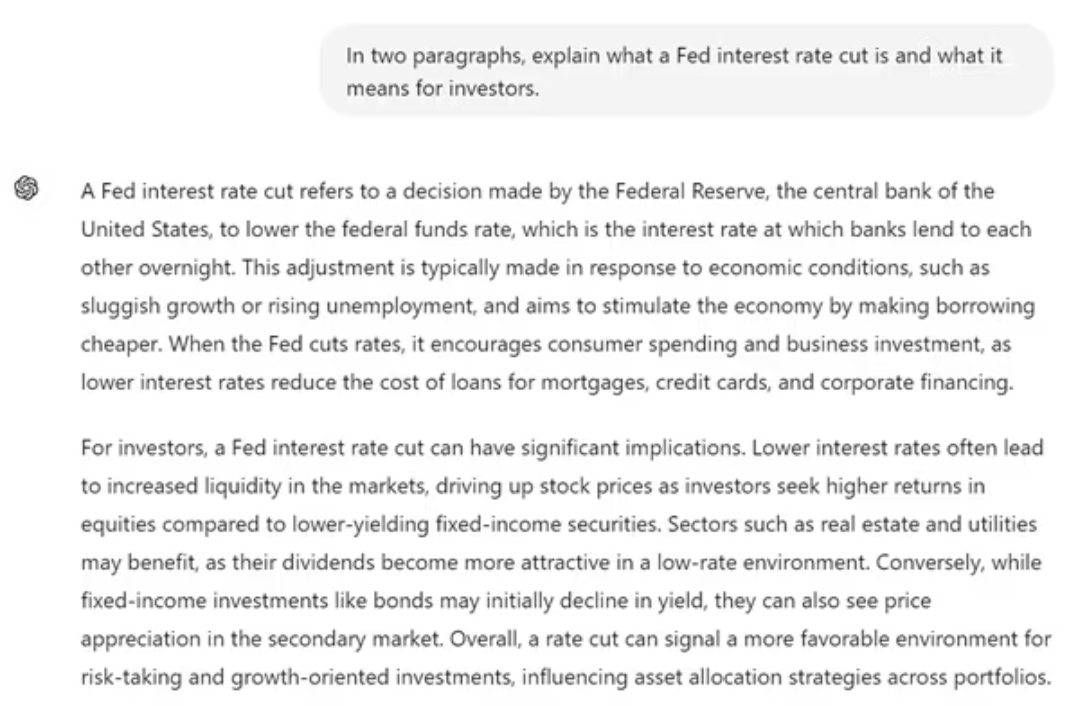 Screenshot di testo che discute di un taglio dei tassi di interesse della Fed. Spiega che questa riduzione da parte della Federal Reserve incoraggia la crescita economica, in modo simile a come strumenti come ChatGPT migliorano la produttività, abbassando i costi di prestito, aumentando la spesa e aumentando la liquidità del mercato, influenzando azioni e investimenti.