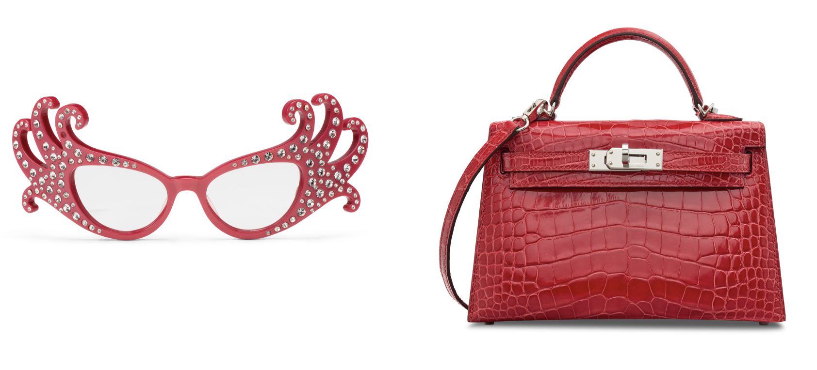 Occhiali da sole rossi e ondulati, decorati con strass argentati a sinistra. A destra, una borsa rossa con motivo coccodrillo, manico superiore e hardware argentato. Perfetti come regalo San Valentino, entrambi gli articoli sono su uno sfondo bianco.