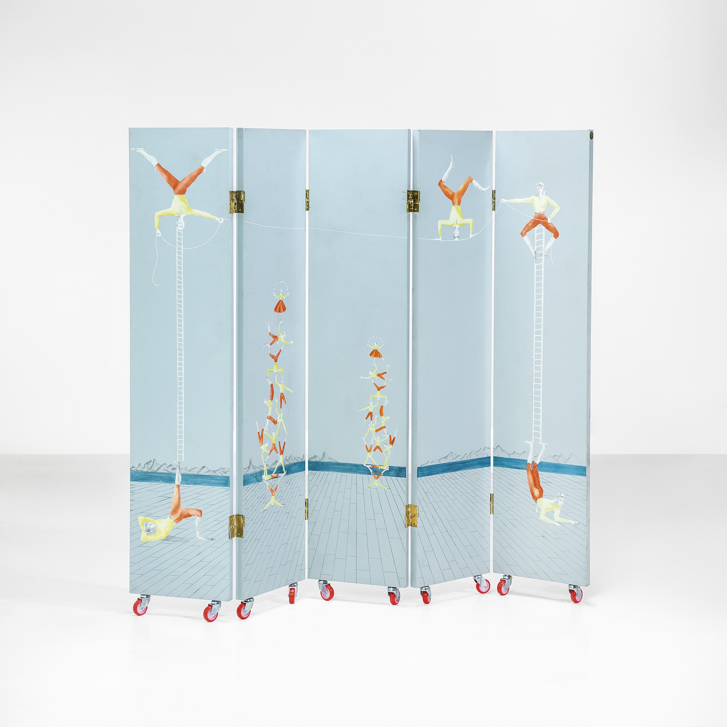 Uno schermo pieghevole con uno sfondo azzurro, con illustrazioni di acrobati che si esibiscono su scale. Lo schermo è su ruote a rulli ed è situato in uno spazio minimalista e luminoso.