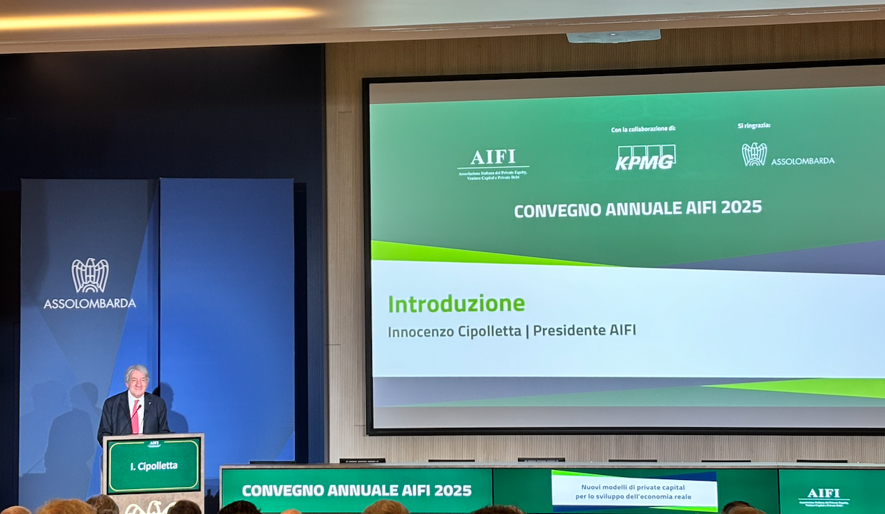 Innocenzo Cipolletta, presidente di AIFI, è in piedi su un podio durante la conferenza annuale AIFI 2025. Un grande schermo dietro mostra il titolo introduttivo e i loghi di AIFI, KPMG e Assolombarda. L'ambiente dell'evento è formale, con uno sfondo nei toni del blu e del verde.
