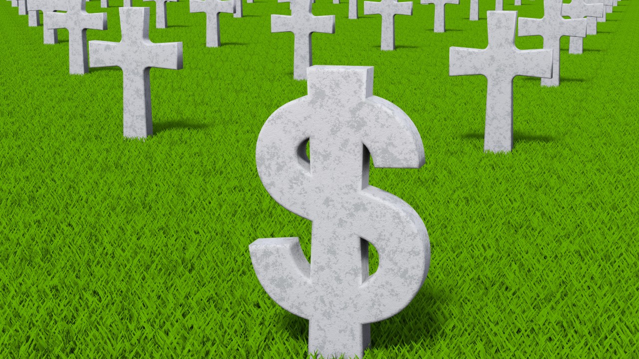 La scena è quella di un cimitero con in primo piano un grande simbolo di un dollaro bianco che si staglia in modo evidente sulle altre croci delle tombe. L’allusione va all’eredità, cosa succede quando una persona muore senza figli?