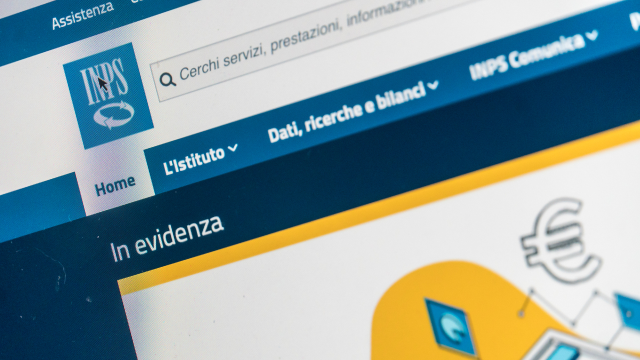 Primo piano dello schermo di un computer che mostra l'interfaccia del sito web dell'INPS, evidenziando una barra di ricerca accanto a opzioni di menu come "Home", "L'Istituto" e "In evidenza". Il logo dell'INPS è in alto a sinistra, evidenziando in modo evidente caratteristiche come pensione INPS.