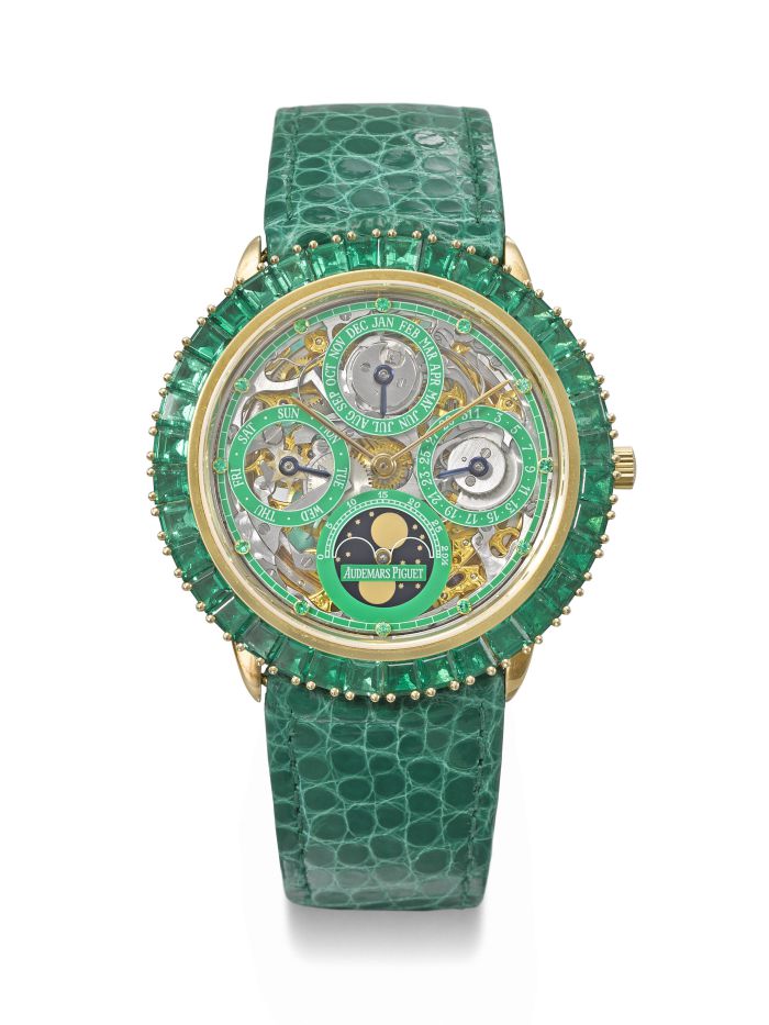 Un lussuoso orologio verde ispirato a Richard Mille Nadal, con un quadrante decorato con numerosi contatori, dettagli dorati e un cinturino verde smeraldo con motivo lucertola. La lunetta borchiata e il quadrante dettagliato mettono in mostra una complessa maestria meccanica.