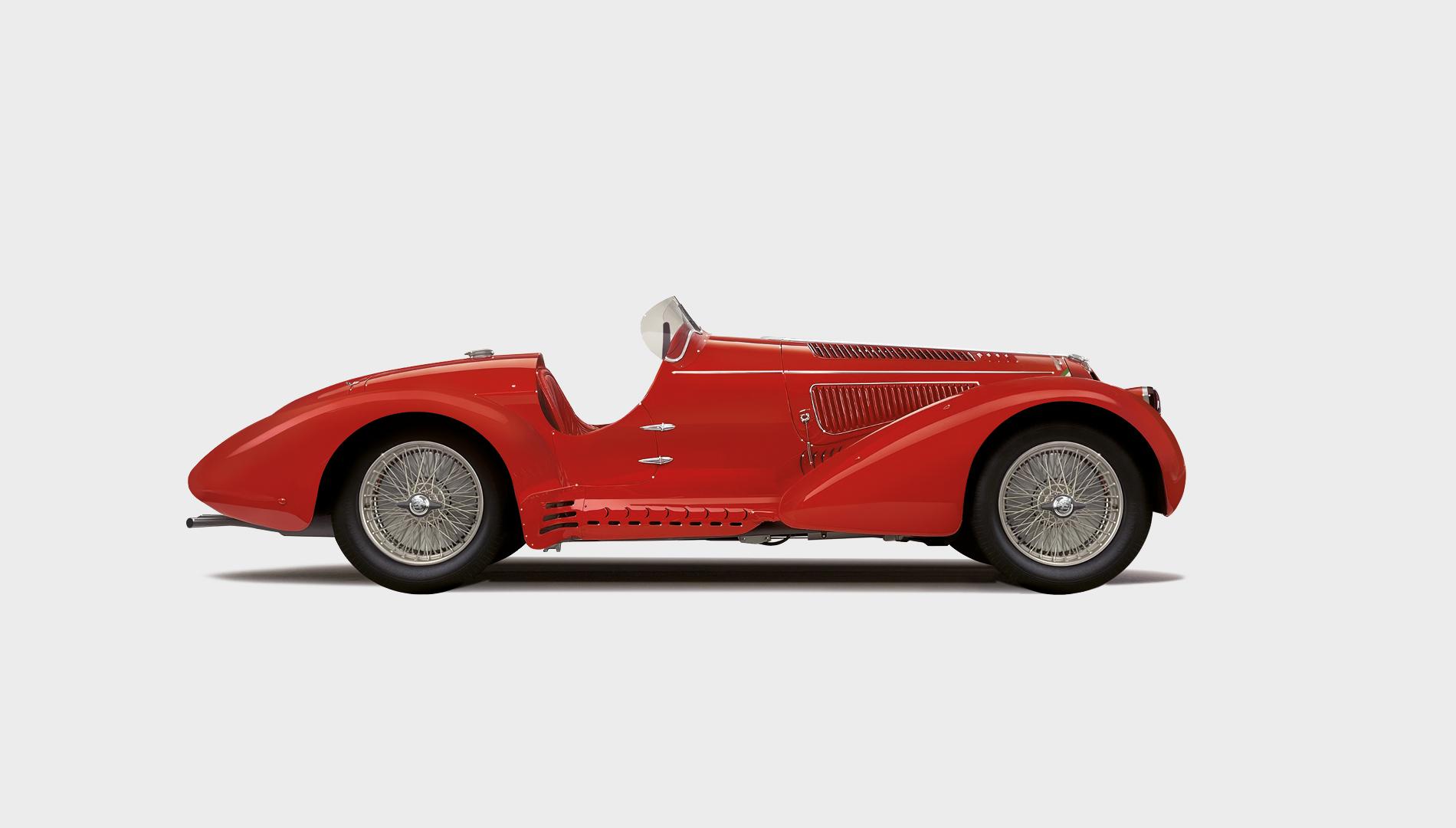 Una classica auto sportiva rossa d'epoca con abitacolo scoperto e ruote a raggi, che ricordano quelle viste al Concorso d'Eleganza Villa d'Este, vista di lato su uno sfondo bianco semplice.