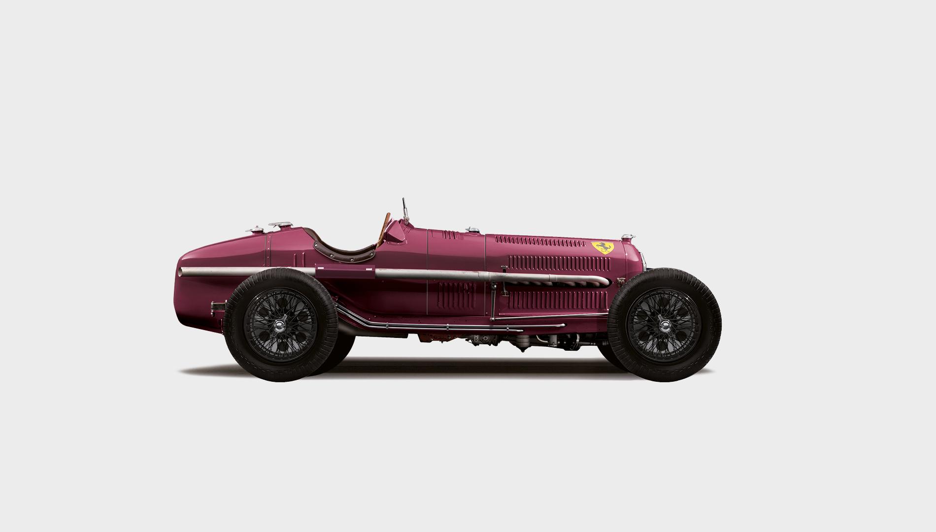 Una classica auto da corsa rossa d'epoca con abitacolo scoperto e ruote a vista, vista di lato su uno sfondo semplice e chiaro, che evoca lo stile senza tempo del Concorso Eleganza Villa d'Este.