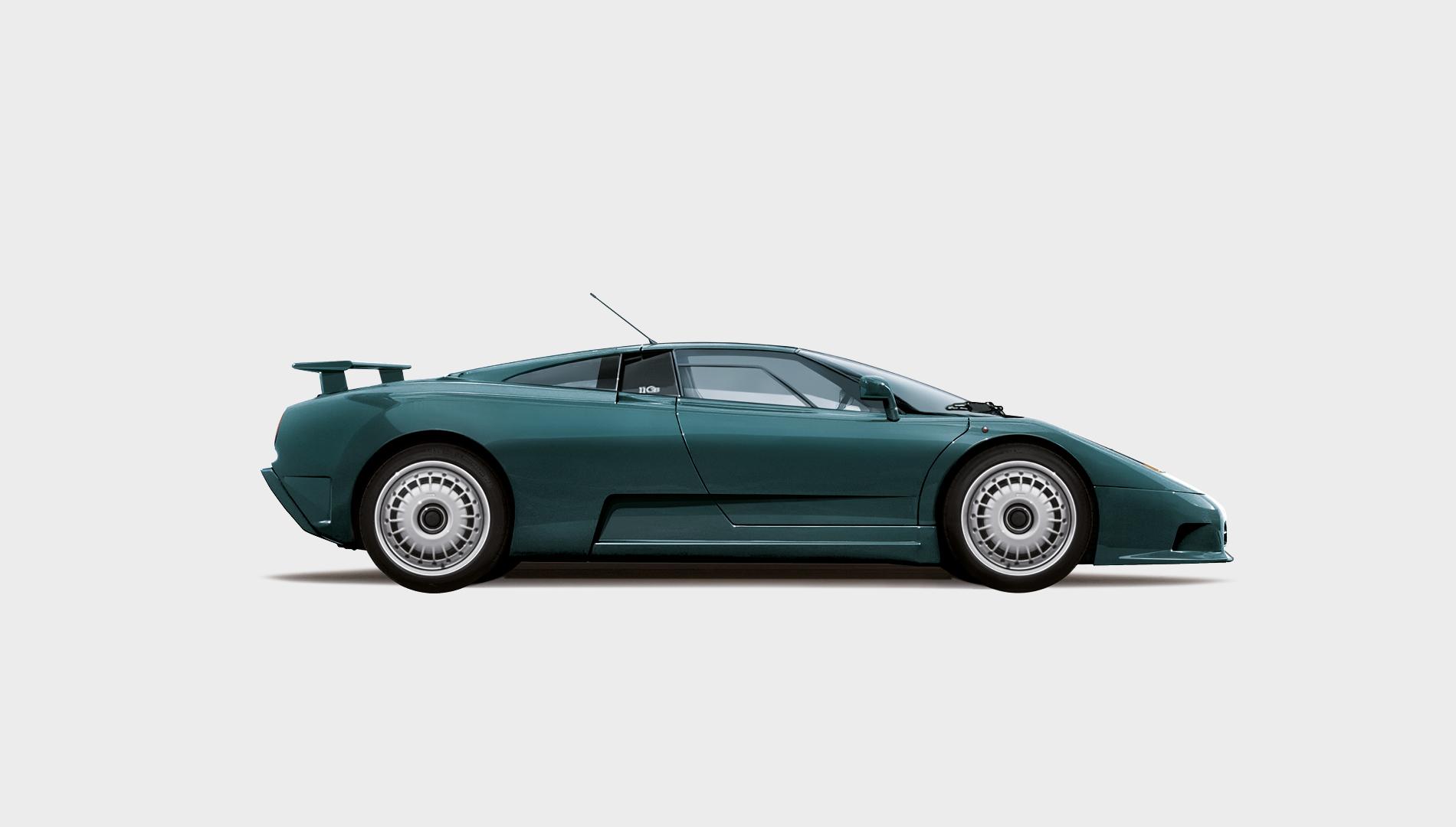 Un'auto sportiva verde acqua con spoiler posteriore è mostrata di profilo laterale su uno sfondo grigio chiaro. Il suo design basso ed elegante e i caratteristici cerchi con motivo circolare evocano lo stile visto al Concorso d'Eleganza Villa d'Este.