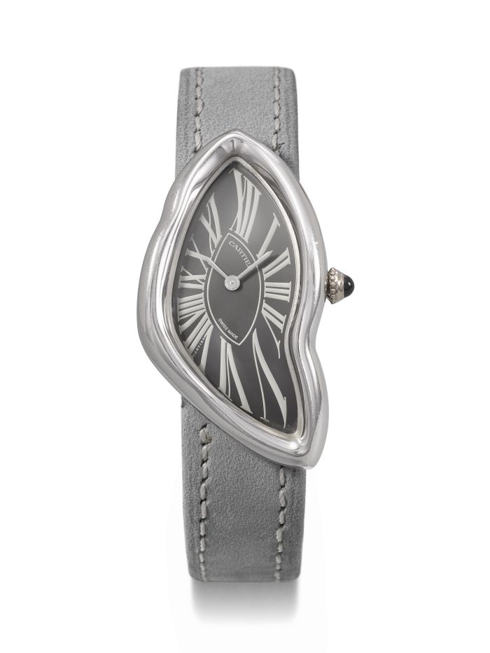 Un orologio da polso in argento con cinturino in pelle grigia e quadrante ovale asimmetrico e distorto evoca lo stile audace di Richard Mille Nadal, con sfondo nero e grandi numeri romani bianchi. Le lancette e la corona sono in argento.