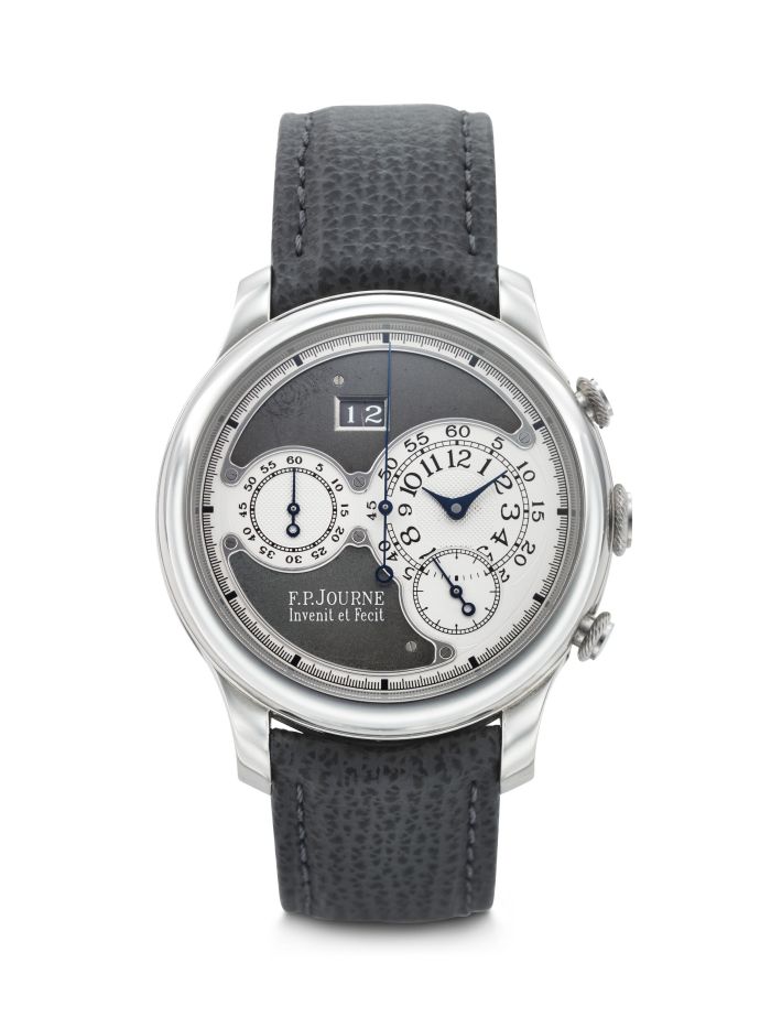 Un lussuoso orologio da polso F.P. Journe con cinturino nero testurizzato, cassa in argento, quadrante nero e argento, tre quadranti secondari e finestrella per la visualizzazione della data nella parte superiore: un pezzo eccezionale spesso presente nelle aste di Christie's. Il marchio è inciso sopra le ore 6.