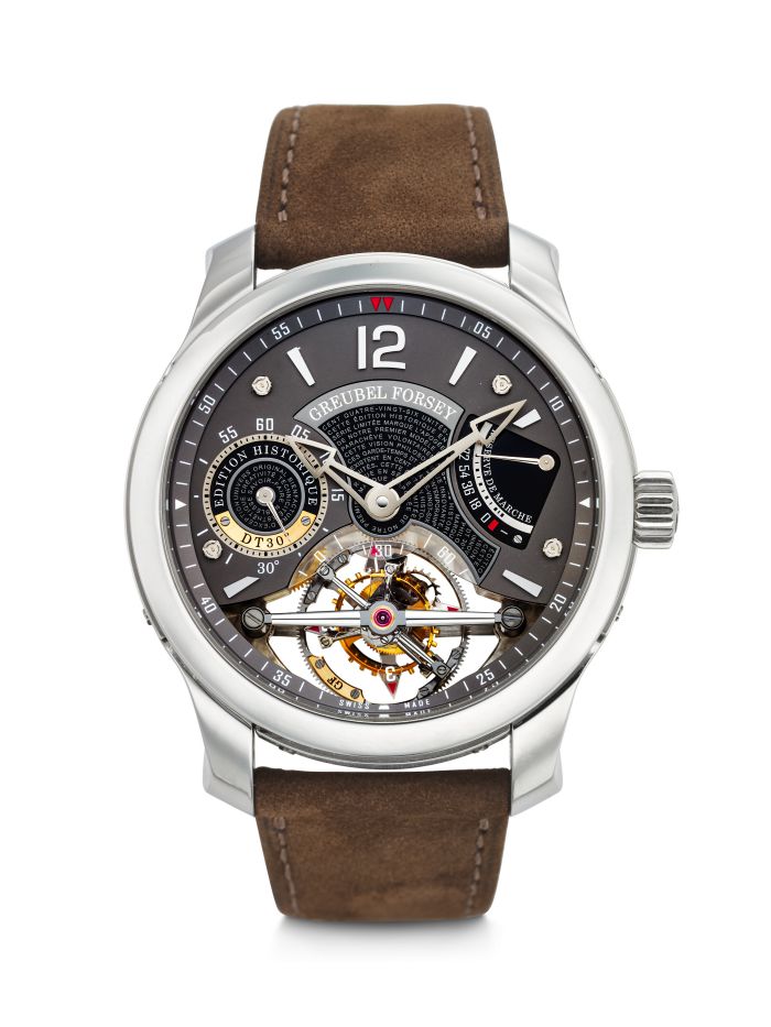 Un lussuoso orologio da polso Greubel Forsey con cinturino in pelle marrone, cassa argentata, quadrante grigio, tourbillon a vista e più quadranti secondari caratterizzati da dettagli intricati e raffinati componenti meccanici: un pezzo squisito, perfetto per qualsiasi asta orologi di Christie's.