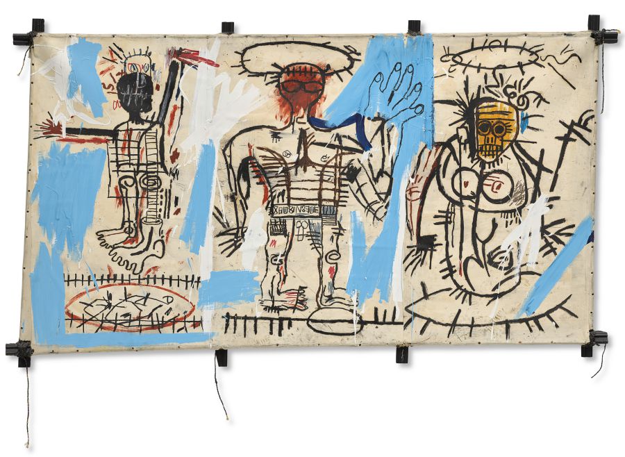 Un'opera d'arte mista raffigura tre figure umane astratte e scheletriche, delineate in nero con volti rossi, blu e gialli, su una tela con macchie di vernice blu, bianca e beige e linee scarabocchiate.
