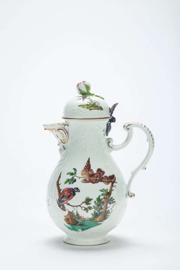 Brocca in porcellana bianca con manico e coperchio, decorata con uccelli, rami e alberi dipinti. Il design Asta di Stefano Gabbana presenta un pomolo a forma di fiore sul coperchio ed eleganti dettagli dorati sul beccuccio e sul manico.