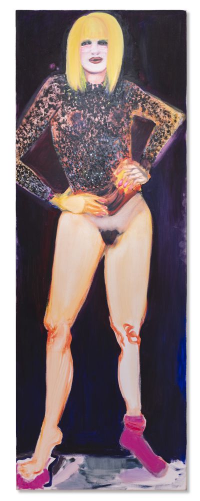 Ritratto dipinto di una persona con i capelli biondo-giallastri, che indossa una maglia nera scintillante a maniche lunghe e biancheria intima rosa. La figura è in piedi, sicura di sé, con le mani sui fianchi e calzini rosa, su uno sfondo scuro.