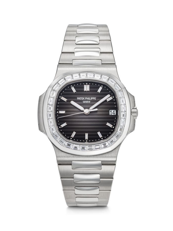 Un orologio da polso Patek Philippe Nautilus in acciaio inossidabile con quadrante nero a strisce orizzontali, lunetta con diamanti, indici delle ore in argento, finestrella della data a ore 3 e bracciale a maglie è stato messo in vendita da asta orologi Christie's.