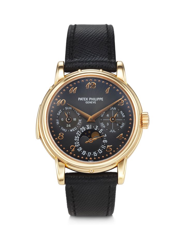 Un lussuoso orologio da polso Patek Philippe in oro con cinturino in pelle nera e quadrante nero con numeri dorati e quadranti secondari multipli che mostrano la data, il giorno, il mese e altre funzioni: un pezzo eccezionale per qualsiasi asta di orologi di Christie's.