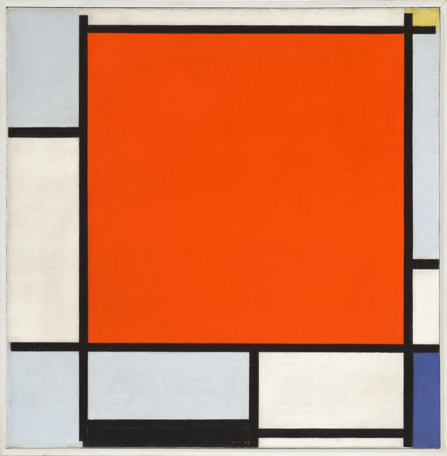 Un dipinto astratto geometrico presenta al centro un grande quadrato rosso-arancio, bordato da linee nere e da rettangoli più piccoli in bianco, azzurro, giallo e blu, tutti su uno sfondo bianco.