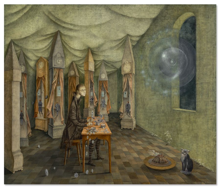 Un dipinto surreale mostra una donna con calze a righe seduta a un tavolo in una misteriosa stanza a forma di tenda, piena di obelischi sormontati da orologi. Un gatto fissa una sfera luminosa vicino a una finestra, e piccoli oggetti e figure riempiono la scena.