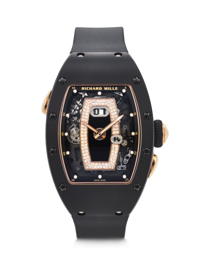 Un orologio di lusso Richard Mille con cinturino nero, quadrante rettangolare tempestato di diamanti, ingranaggi a vista e dettagli in oro rosa. Questo segnatempo moderno, spesso presente nelle aste di Christie's, presenta il nome del marchio in alto.