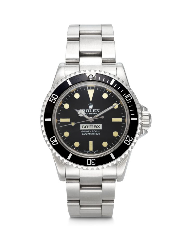 Un orologio da polso Rolex Submariner COMEX in acciaio inossidabile con lunetta nera, quadrante nero e indici delle ore luminescenti, che indicano le 10:11. Questo raro modello è stato presentato in un'asta di Christie's. Il logo COMEX compare sopra la scritta "660 piedi = 200 m SUBMARINER".