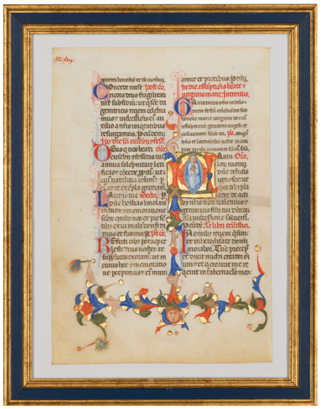 Pagina di manoscritto miniato e incorniciata con calligrafia elaborata, una grande iniziale decorativa, dettagli in foglia d'oro e colorati motivi floreali e tralci di vite lungo i bordi, con un piccolo dipinto religioso al centro.