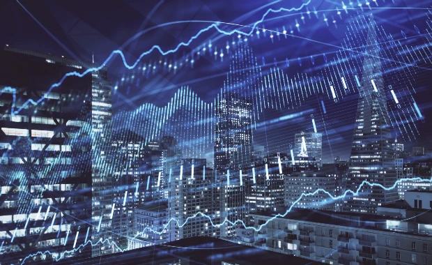 Lo skyline di una città di notte con edifici illuminati, sovrapposti a grafici blu e linee di dati che rappresentano le fluttuazioni dei trend finanziari o del mercato azionario.