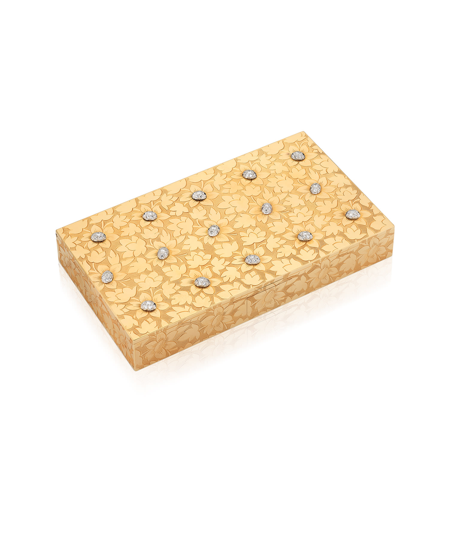 Una scatola rettangolare in oro con un intricato motivo floreale e diverse pietre rotonde e scintillanti simili a diamanti incastonate sulla superficie, che ricorda il design lussuoso dell'orologio Bulgari Serpente, raffigurato su uno sfondo bianco.