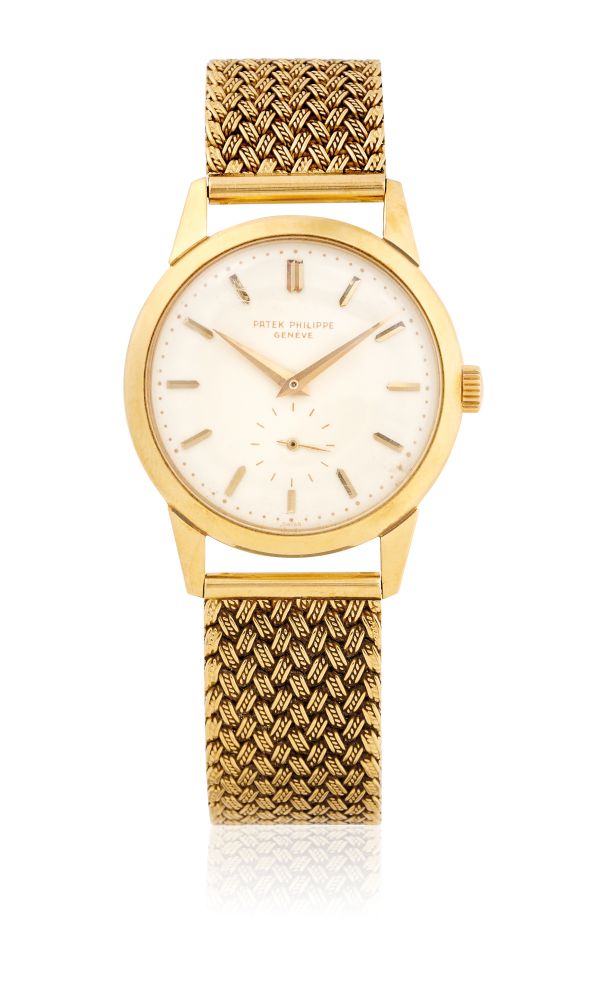 Un orologio da polso Patek Philippe in oro con quadrante bianco, indici in oro e bracciale in maglia d'oro testurizzata, su sfondo bianco: un segnatempo elegante perfetto per ogni asta di alto profilo.