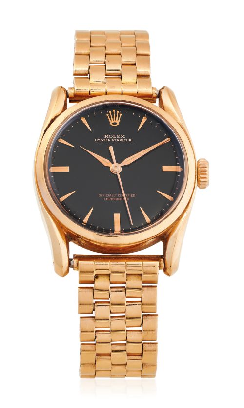 Un orologio da polso Rolex d'oro con quadrante nero, indici d'oro e bracciale a maglie d'oro è visualizzato su uno sfondo bianco, mostrando uno stile senza tempo che ricorda i classici modelli Rolex Patek.