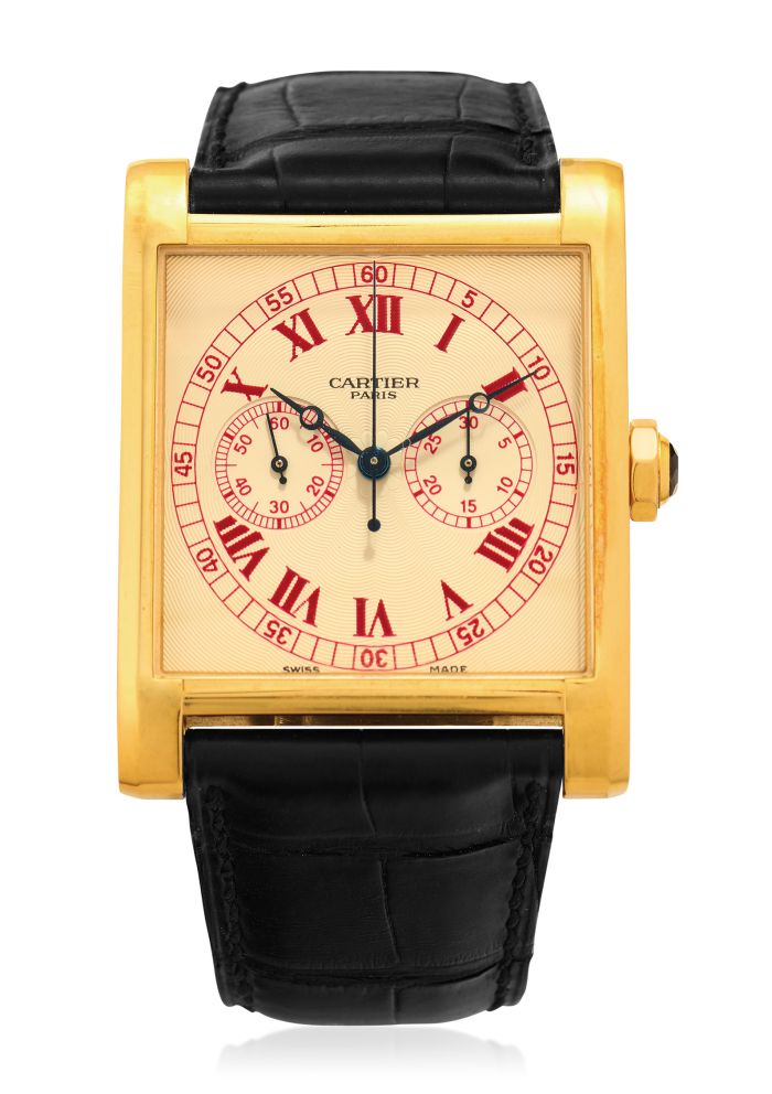 Orologio da polso Cartier quadrato in oro con quadrante color crema, numeri romani rossi, due contatori e cinturino in pelle nera. L'orologio ha lancette blu e la scritta "CARTIER PARIS" sul quadrante: una raffinata alternativa a Rolex o Patek.