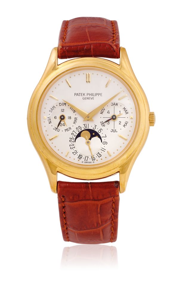 Un orologio da polso Patek Philippe in oro con quadrante bianco, cinturino in pelle marrone, indicazione delle fasi lunari, giorno, data e mese: perfetto per tutti gli appassionati di orologi di lusso o per i prossimi astisti.