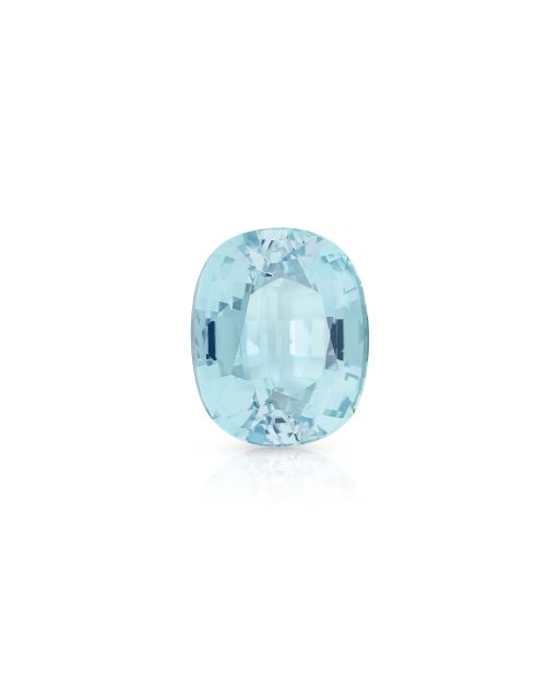 Una pietra preziosa azzurra sfaccettata e ovale, probabilmente acquamarina, è esposta su uno sfondo bianco semplice, che ricorda le eleganti tonalità spesso presenti nella collezione Orologio Bulgari Serpente.