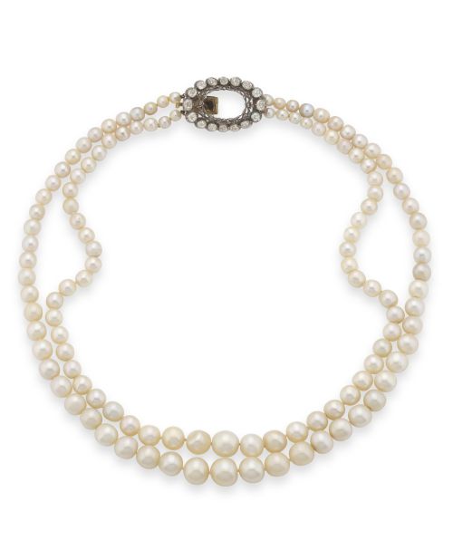 Una collana a doppio filo di perle bianche con chiusura ovale in stile vintage decorata con piccole pietre scintillanti, da abbinare con eleganza all'Orologio Bulgari Serpente per un look sofisticato e senza tempo.