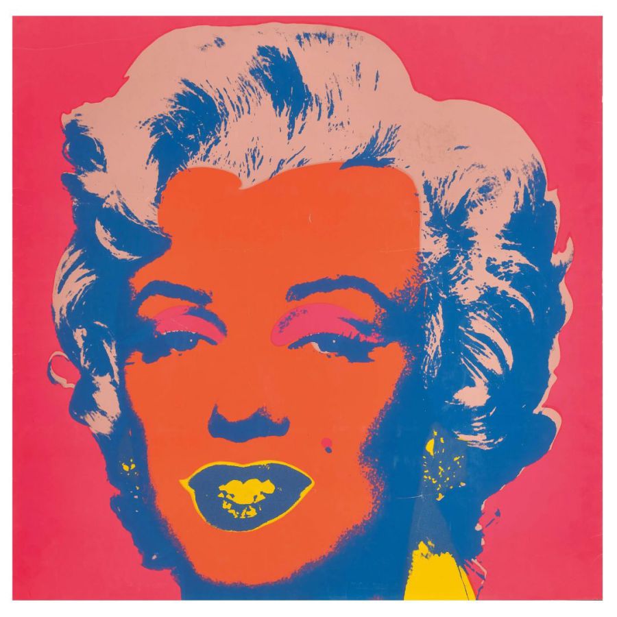Un ritratto pop art di una donna con capelli argentati, pelle arancione e labbra gialle su sfondo rosa, ispirato alla serie Marilyn Monroe di Andy Warhol e che ricorda lo stile vibrante di Asta Pandolfini.