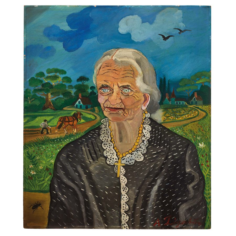 Ritratto di una donna anziana con i capelli grigi e un vestito nero, in piedi in una campagna vivace; ispirato ad Asta Pandolfini, con campi verdi, alberi, un sentiero, case, due uccelli nel cielo, un cavallo con un aratro e un ragno nell'angolo in basso a sinistra.