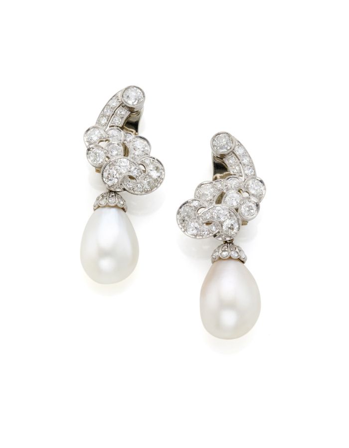 Un paio di eleganti orecchini con grappoli di diamanti taglio brillante incastonati in metallo bianco, ciascuno con una grande perla bianca a forma di lacrima che pende sotto. L'intricato design Lalique Asta ne esalta il fascino lussuoso.