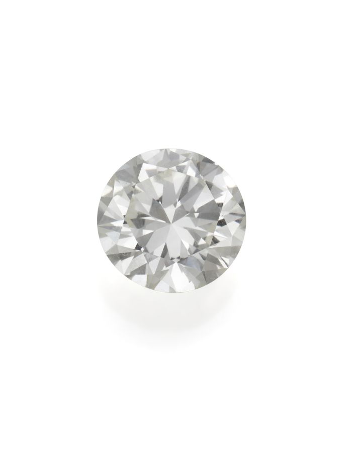 Un diamante rotondo, taglio brillante, con più sfaccettature è esposto su uno sfondo bianco semplice.