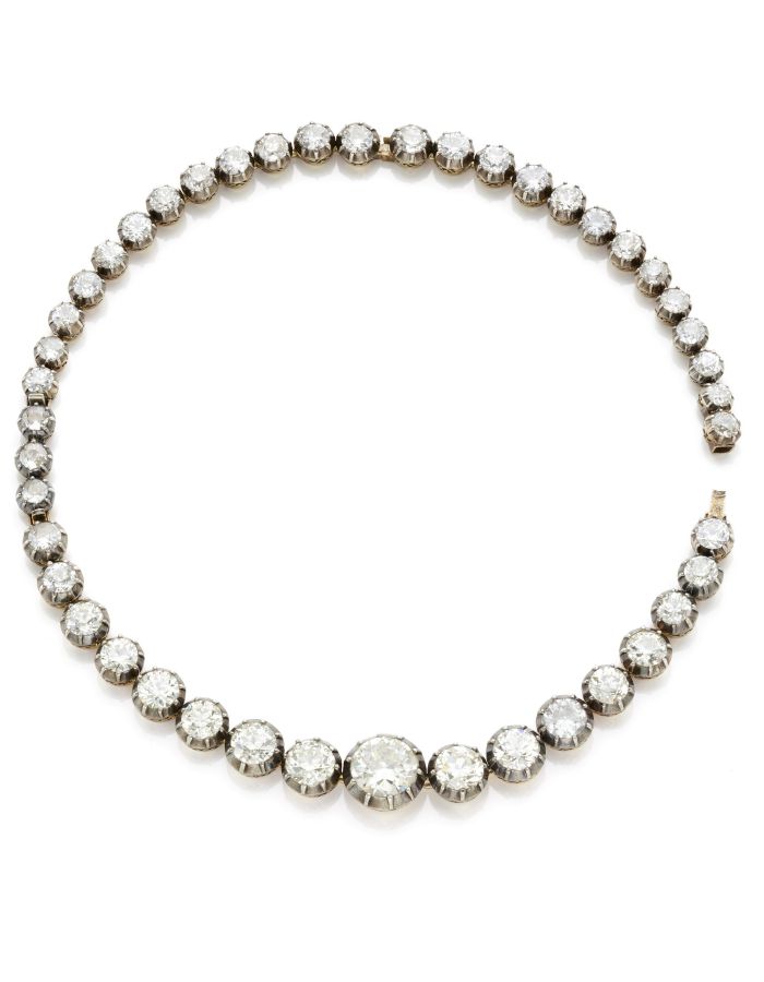 Una collana di diamanti caratterizzata da grandi diamanti rotondi incastonati in un motivo continuo e simmetrico lungo l'intera lunghezza della collana, che ricorda le eleganti ispirazioni di Lalique Asta.