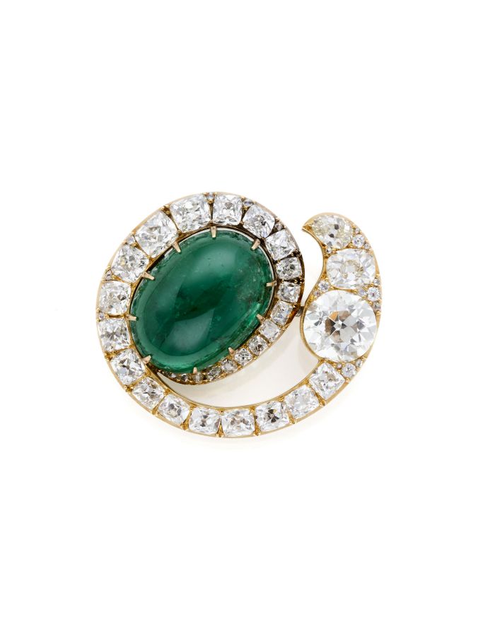 Spilla in oro ispirata ad Asta di Lalique, con una grande pietra preziosa ovale verde al centro, circondata da una spirale di diamanti bianchi rotondi e un grande diamante decorativo sul bordo esterno.