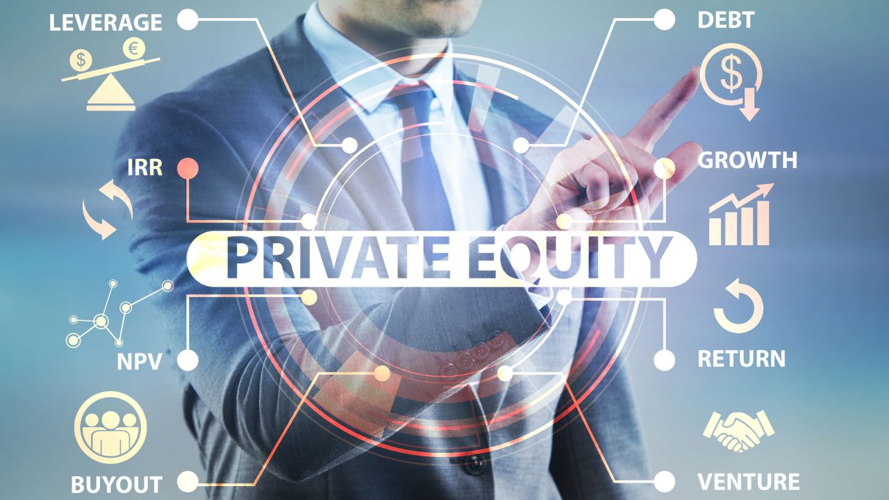 Un uomo d'affari in giacca e cravatta tocca un'interfaccia virtuale con la dicitura "PRIVATE EQUITY", circondata da icone e termini come leverage, buyout, growth, return, venture, NPV, IRR, debt e un cenno all'esperienza di Blackstone nel private equity.