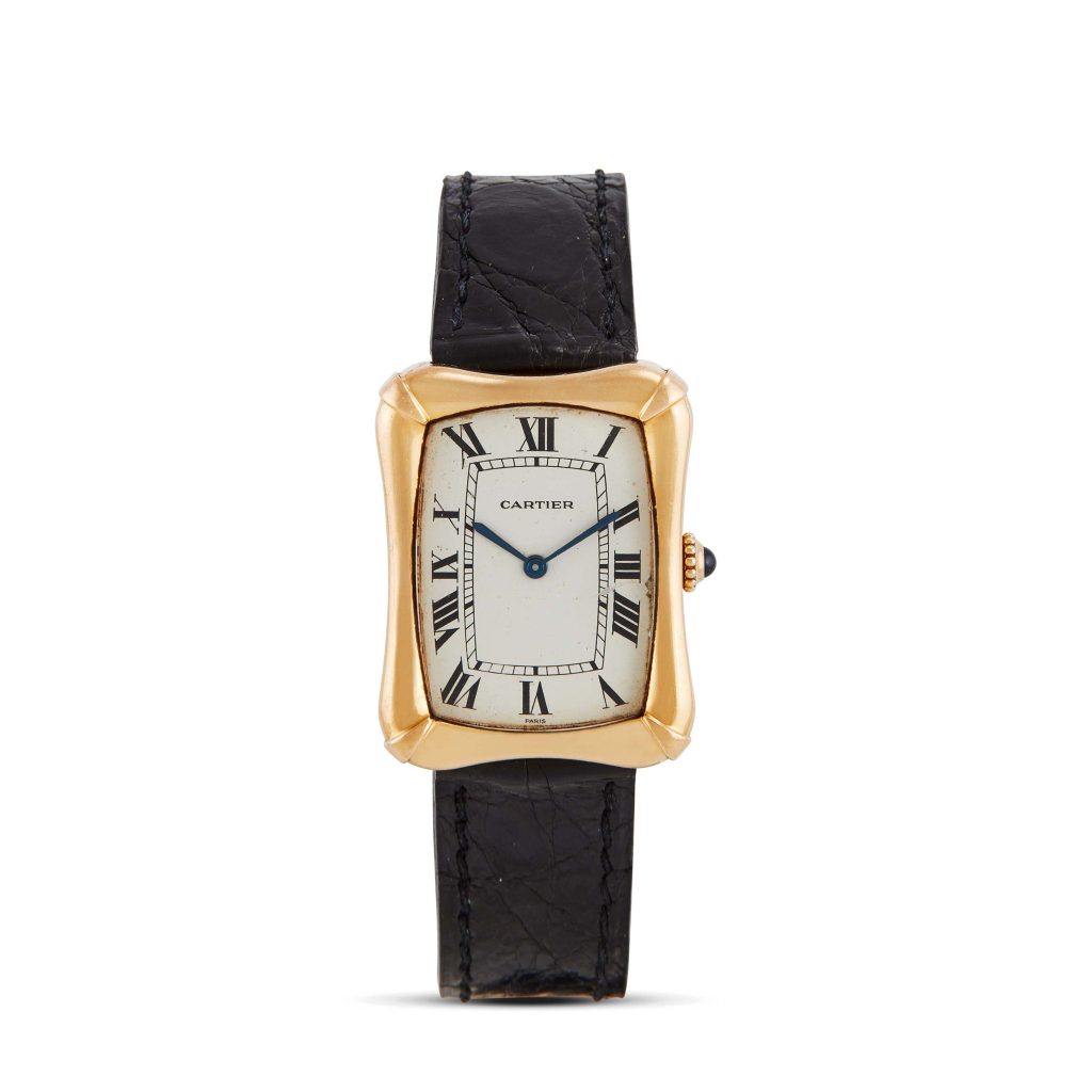 Un orologio da polso Cartier in oro con quadrante rettangolare, numeri romani neri, lancette blu e cinturino in pelle nera: un'elegante alternativa a Rolex o Patek sul prossimo Asta.